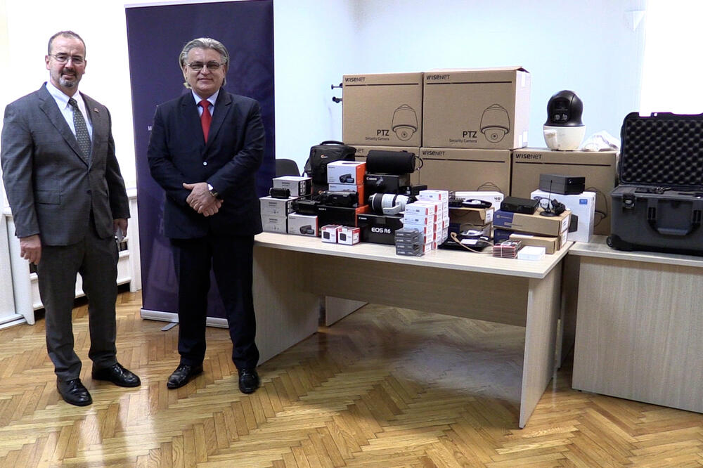 AMBASADA SAD DONIRALA OPREMU SLUŽBI ZA BORBU PROTIV DROGA: Bogdan Pušić i Entoni Godfri prisustvovali primopredaji