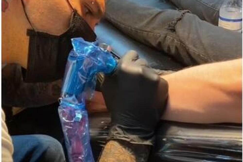 HTEO DA IZNENADI ŽENU, ALI JE NAPRAVIO VELIKU GREŠKU! Ova tetovaža ga je skupo koštala (VIDEO)