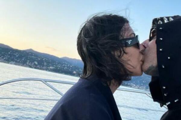 STARLETA I NJEN DEČKO UHVAĆENI U NEZGODNOJ POZI, NEKI LJUDI SU I ZGROŽENI: Ima FETIŠ na OVO?! (FOTO)