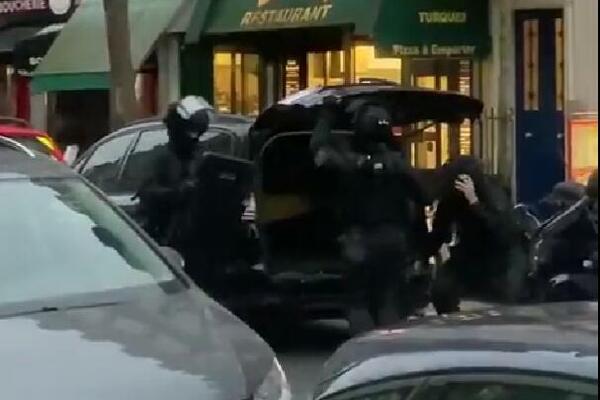 TALAČKA KRIZA U PARIZU! Naoružan muškarac oteo 2 žene u tržnom centru (VIDEO)