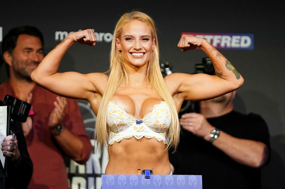 GRUDI ĆE MI EKSPLODIRATI KAO BALONI I POTOPIĆU JE SILIKONIMA! "Plava bombarderka" stvarno ima PREJAKE adute! (FOTO)