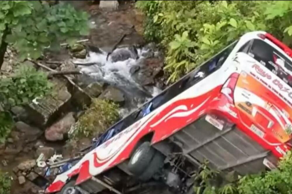 AUTOBUS PAO U REKU SA LITICE! Poginulo 12, a povređena 21 osoba na jugoistoku Ekvadora (VIDEO)