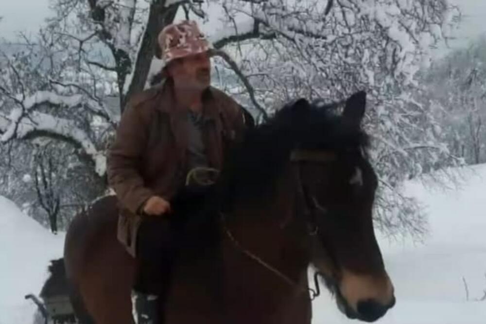 MEŠTANI SELA NA PEŠTERU MOGU DA SE KREĆU SAMO NA KONJU, ČISTAČI ZABORAVILI NA NJIH: Zavejani su već danima
