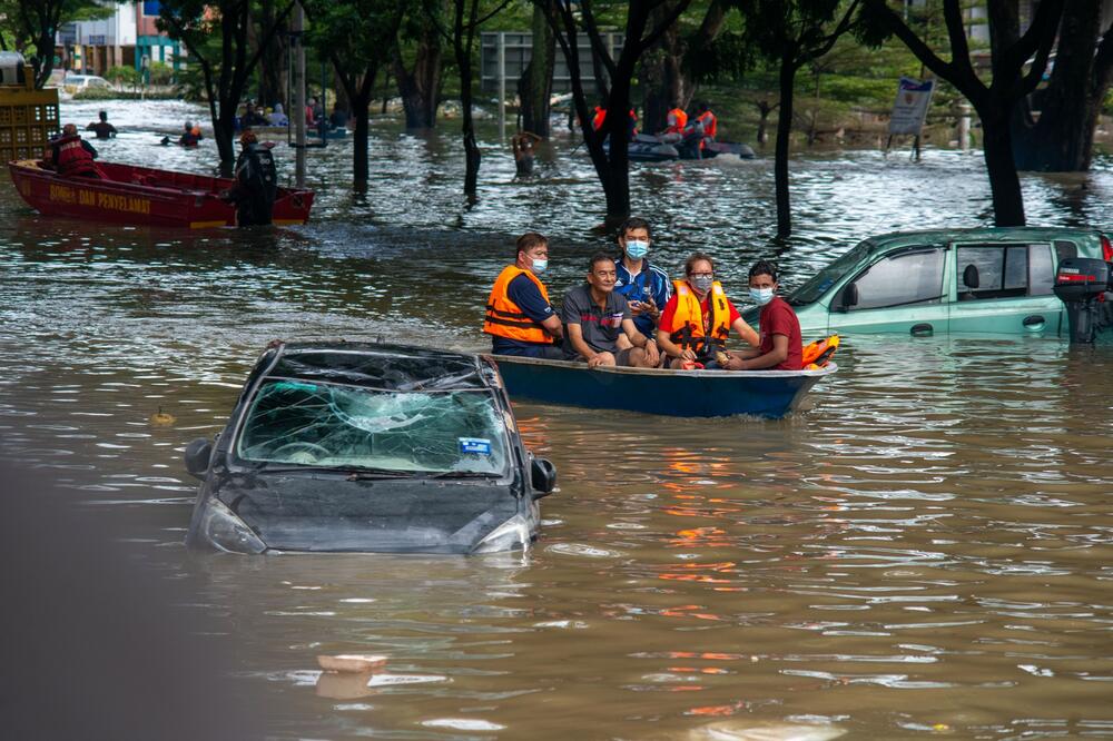 RASTE BROJ ŽRTAVA U MALEZIJI! Stravične poplave odnele najmanje 14 života (FOTO)