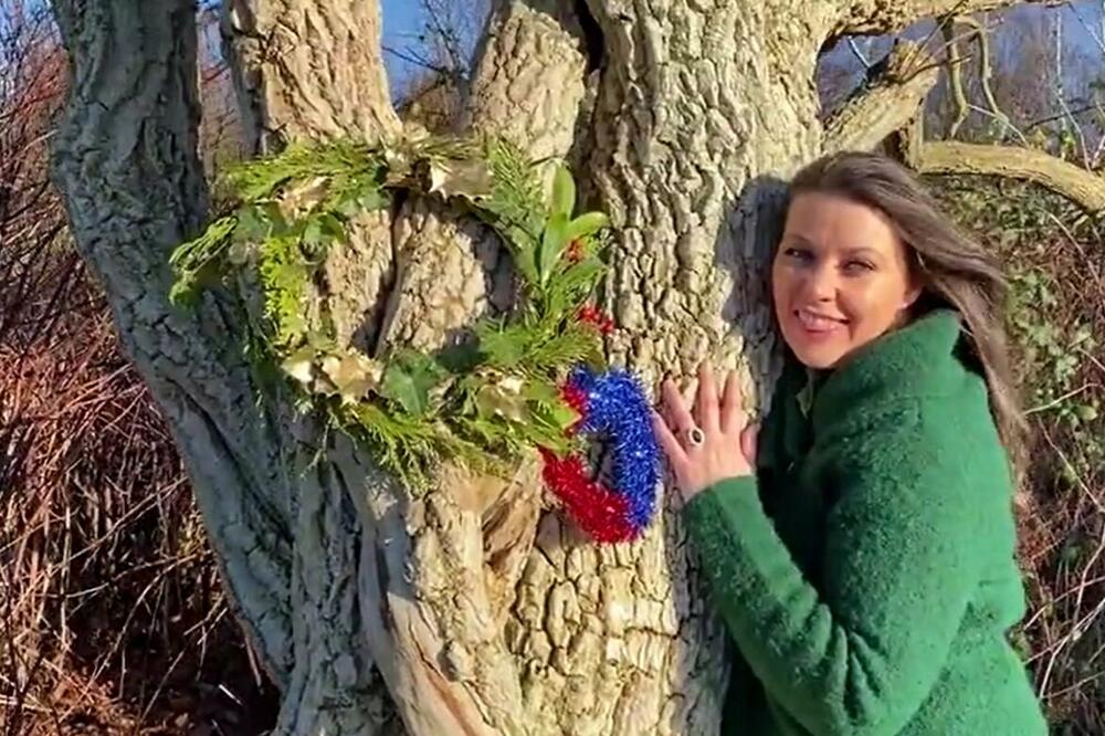 DELI DEVOJKU SA DRVETOM I NE SMETA MU! Ide sa njom da gleda dok se grle i maze (VIDEO)