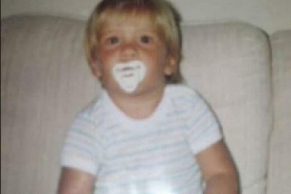 DANAS JE ŠMEKER O KOM SANJAJU MNOGE ŽENE, BIO JE U VEZI SA NAŠOM STARLETOM: Da li prepoznajete ovog SLATKOG KLINCA?