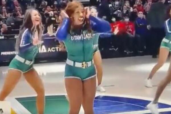 PRVO JE "POJEO" BLAM PRED PUNIM TRIBINAMA A ONDA JE DOBILA PRSTEN! (VIDEO)