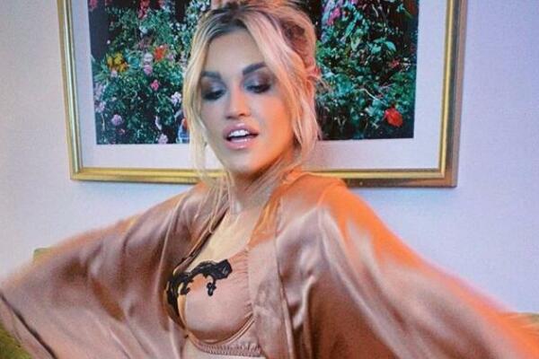 PEVAČICA PREVIŠE NEVALJALA, ISPALA JOJ INTIMA: Ovakvo VRELO IZDANJE niste skoro videli, ČISTA EROTIKA!