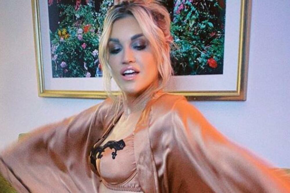 PEVAČICA PREVIŠE NEVALJALA, ISPALA JOJ INTIMA: Ovakvo VRELO IZDANJE niste skoro videli, ČISTA EROTIKA!