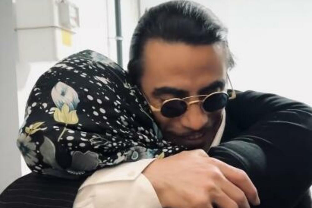 NAJPOZNATIJI SVETSKI KUVAR OBJAVIO SNIMAK SA MAJKOM: I mnogi su ostali u STANJU ŠOKA! (VIDEO)