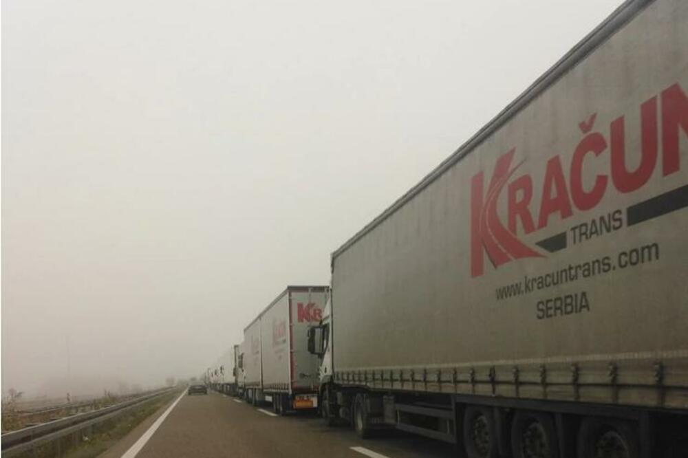 OGROMNA KOLONA NA PRELAZU GRADINA: Čeka se preko 2 sata