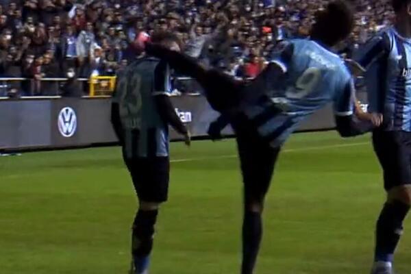 PROSLAVA POGOTKA KOJA JE PREVIŠE ČUDNA, PA ČAK I ZA BALOTELIJA: Bez razloga ŠUTNUO STRELCA GOLA U GLAVU! (VIDEO)