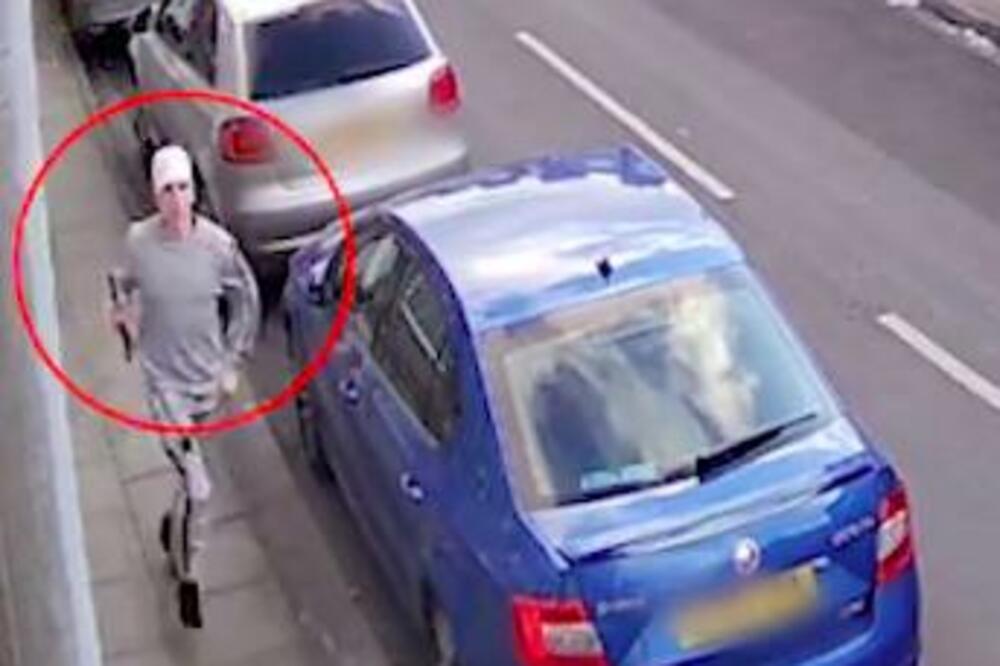 ZAKLAO GA VILAMA NASRED ULICE! Pomahnitali UBICA snimnjen kako juriša na čoveka u trenerci (VIDEO)