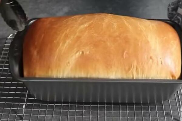 MLEČNI HLEB PO JAPANSKOM RECEPTU: TRI sastojka mu daju MEKOĆU u njima je i TRIK