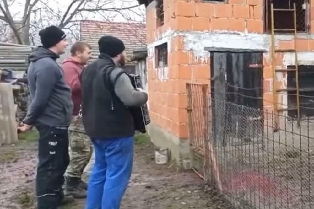 "IZAĐI MALA, IZAĐI MALA": Okupili se MOMCI pred kapijom pa pustili GLAS! Pogodite ko je IZAŠAO, HIT (VIDEO)