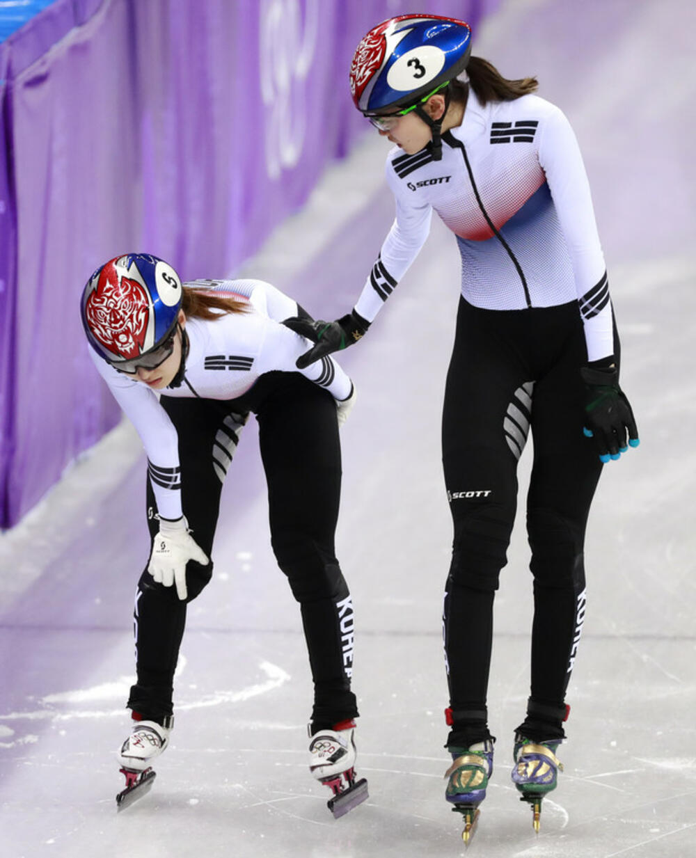 Min-Džong (levo) i Sak-hi posle sporne trke