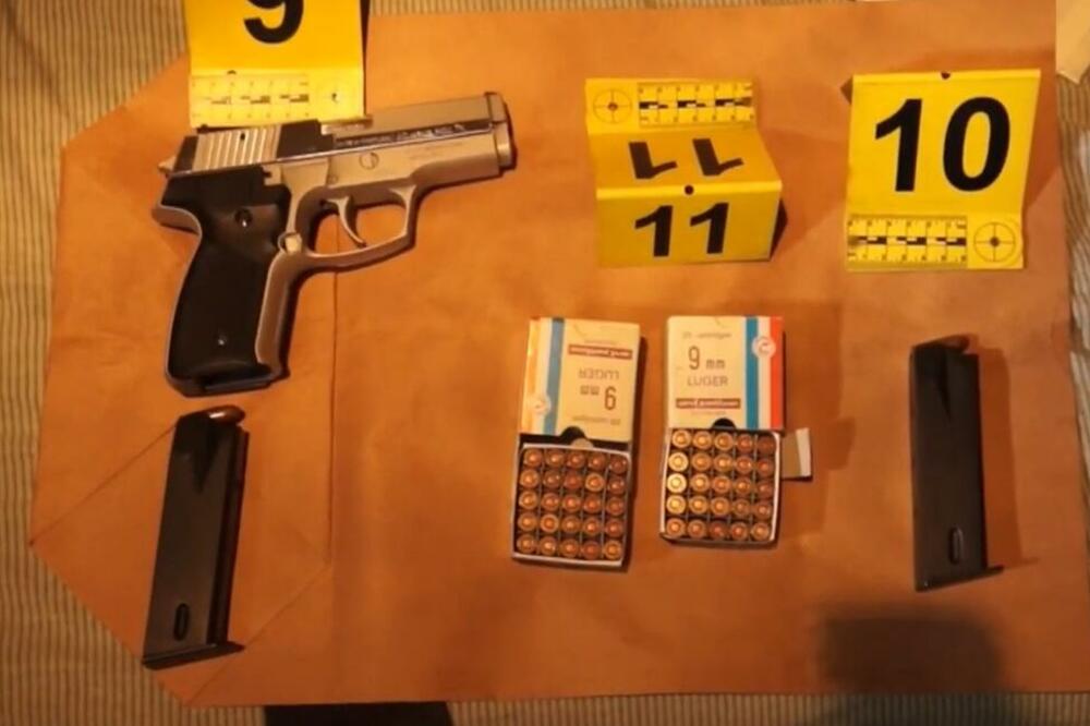 KRIO GOMILU DROGE I PIŠTOLJ U STANU NA PETLOVOM BRDU: Policija ga uhapsila posle pretresa! (VIDEO)