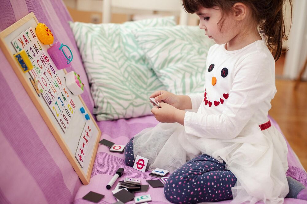 Devojčica uči ćirilicu / ilustracija