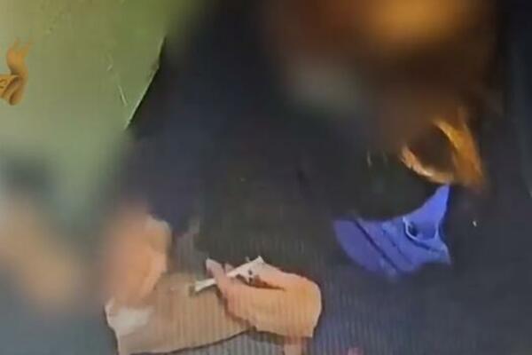 MEDICINSKA SESTRA UBRIZGALA VAKCINU U MARAMICU! Objavljen snimak LAŽNE VAKCINACIJE u Italiji (VIDEO)