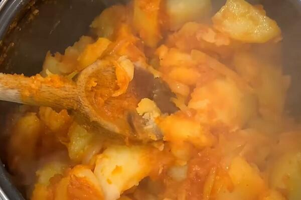 NEZABORAVNI, RESTOVANI KROMPIR: Potrebna su vam samo 3 SASTOJKA, obogatite RUČAK (RECEPT)