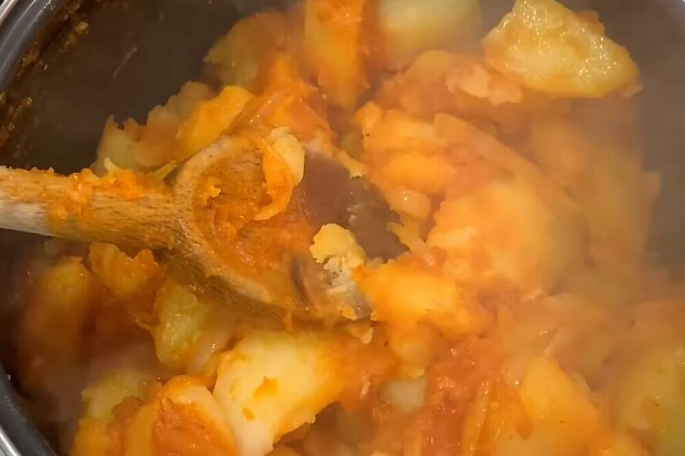 NEZABORAVNI, RESTOVANI KROMPIR: Potrebna su vam samo 3 SASTOJKA, obogatite RUČAK (RECEPT)