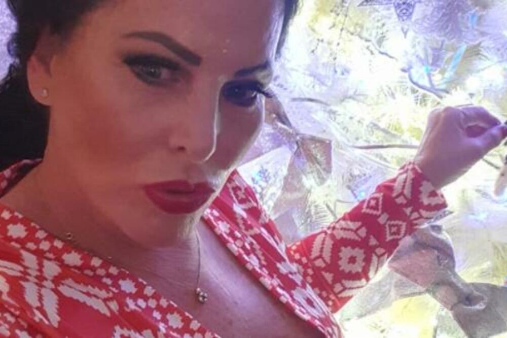 VRELA BAKA (54) ne mari za GODINE, a muž se SA NJE NE SKIDA: A on najviše voli kada OBUČE 1 PERVERZNO ODELCE (FOTO)