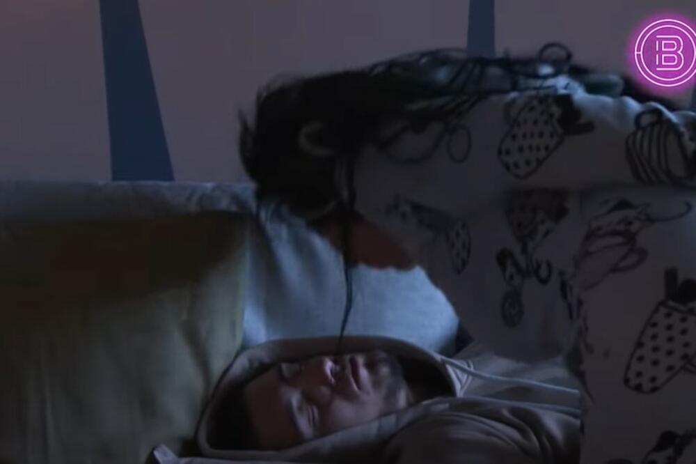 VEČERAŠNJA EPIZODA BARA ZAKUCAVA: Dok drugi vredno rade jedna učesnica NASKAČE na cimera dok on SPAVA! (VIDEO)