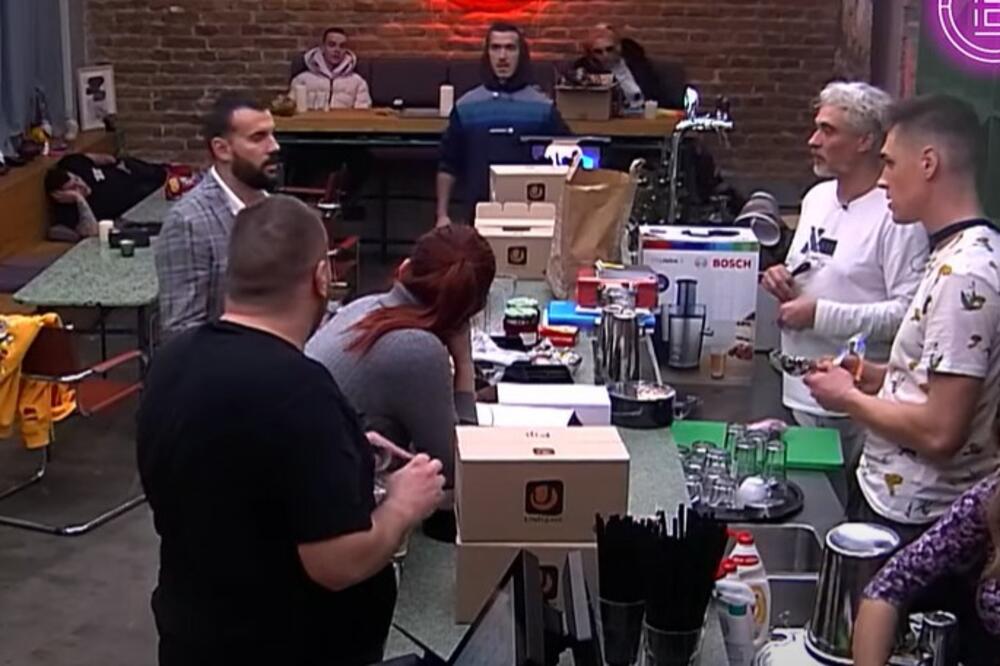 UČESNICI VREDNO RADE KAKO BI ŠTO PRE OTVORILI BAR: Evo kada ćete moći da SVRATITE na NAJBOLJE KOKTELE u gradu!