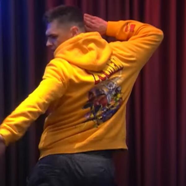 VOĐA BARA ZAVRCKAO ZADNJICOM: Svi očekivali PODELI ZADATAKA, a on počeo da se UVIJA i pleše! (VIDEO)