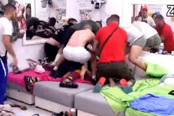 ISPLIVAO NECENZURISANI SNIMAK TUČE OSMAKČIĆA I DINA: Davio ga i udarao po glavi,ODLETEO NA KAPIJU SAV KRVAV!(VIDEO)