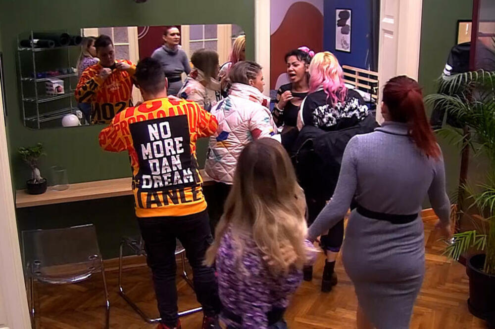 IZVREĐALE SE NAJSTRAŠNIJE: Trese se ceo BAR, letele PLJUVAČKE i ozbiljna poniženja!