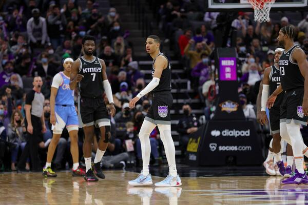 MAGIČNO DODAVANJE PREKO CELOG TERENA - BEZ GLEDANJA! Mladi as Kingsa je izveo potez dana u NBA ligi (VIDEO)