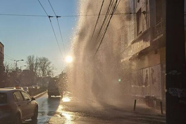 VODA PROBUDILA STANOVNIKE VRAČARA! Gejzir eksplodirao, VODA ŠIKLJA NA SVE STRANE (FOTO)