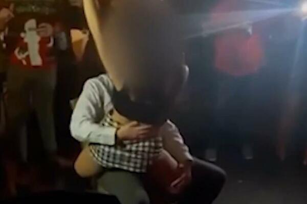 RASKALAŠNA POLICAJKA U CENTRU SKANDALA: Plesala šefu u KRILU pred punom kafanom, PUKLA BRUKA! (VIDEO)