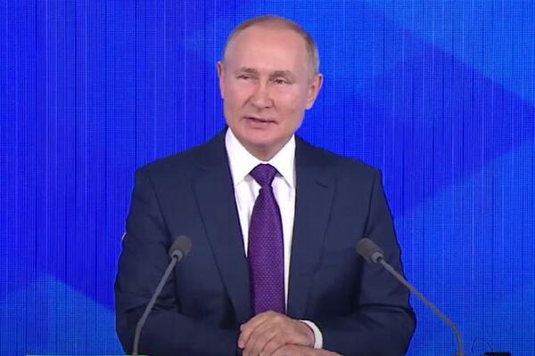 NOVA PRAVILA ZA PUTINOVU KONFERENCIJU: Ograničen broj ljudi na 500, novinare prskaju SREBRNIM ČESTICAMA!