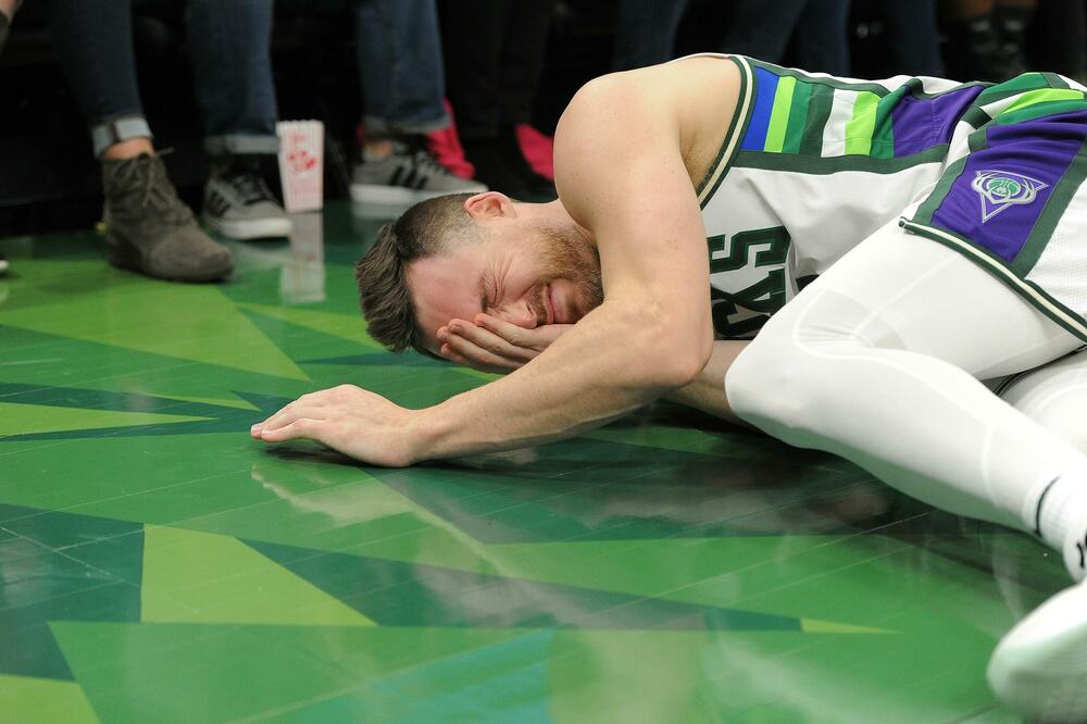 ŠUTNUO GA POSRED LICA PRED SUDIJOM: Ovaj pustio da se igra! (VIDEO)