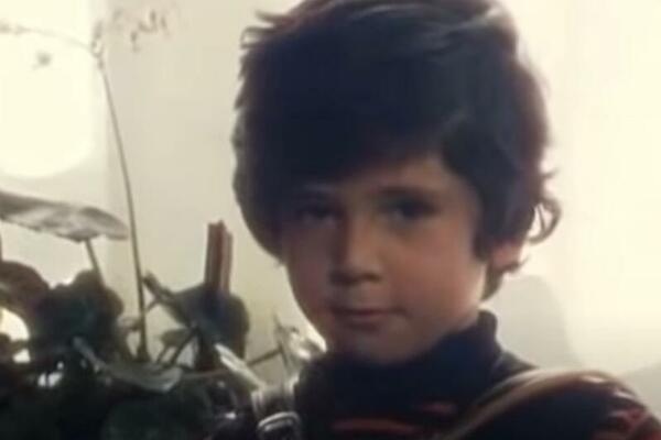 SA ČETIRI GODINE NAPRAVIO JE VELIKI USPEH,DANAS JE JEDAN OD NAJPOZNATIJIH PEVAČA! Nema šanse da ćete POGODITI KO JE