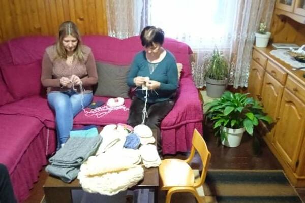 DEVOJKE NEĆE DA UČE: Đula iz Bele Reke iz ruku ne ispušta igle i pletivo, najbolja je vuna od domaćih ovaca (FOTO)