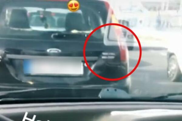 "KOME JE MALI NEKA SVIRA"! Zbog nalepnice na vozilu jedne Beograđanke, samo je 1 muškarac stisnuo sirenu (VIDEO)