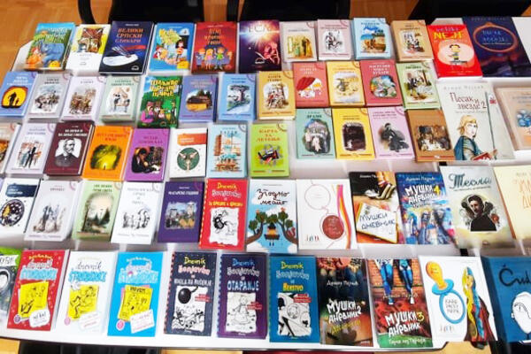 TELEKOM SRBIJA OBRADOVAO OSNOVCE PRED PRAZNIKE: Tradicionalna donacija za školske biblioteke