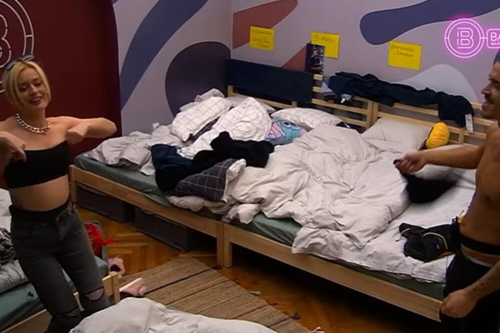 SANJA NASKOČILA NA SOFIJU, LJUBI JE I MAZI, IVAN SE OBNAŽIO PRED MAJOM: Večerašnja epizoda bara NIKAD INTIMNIJA!