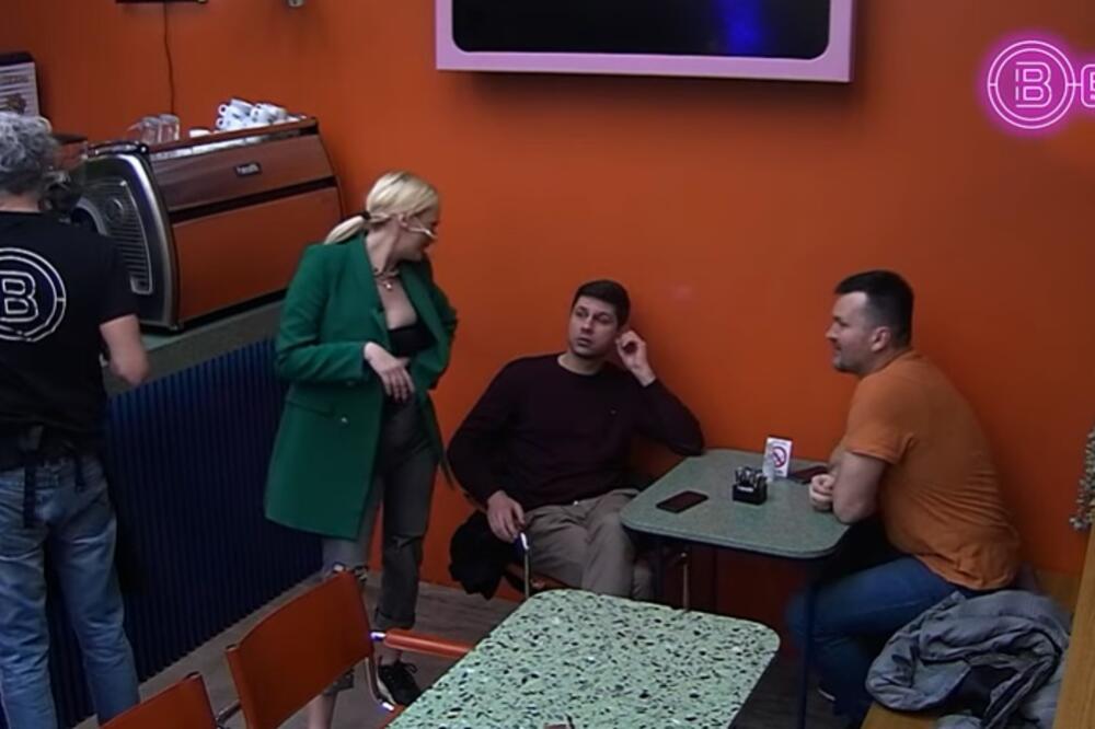 PRVI GOSTI STIGLI U BAR, A ONDA IH JE DOČEKALA NEOČEKIVANA SITUACIJA! Takmičarka krenula da uvija i zavodi! (VIDEO)