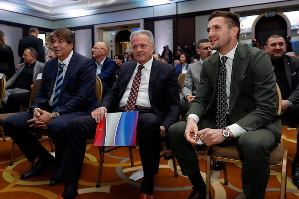 IMA UKUSA! TADIĆ NOSI ELEGANTAN SAT! Roze zlato i vrtoglava cifra! (FOTO)