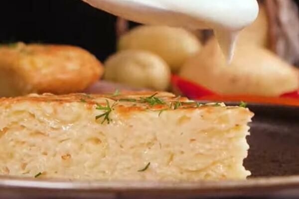 PITA SA BELIM MESOM IZ TIGANJA: Ne morate da čekate da se meso OTOPI, a 1 sastojak ISKORISTITE ZA PRELIV (RECEPT)