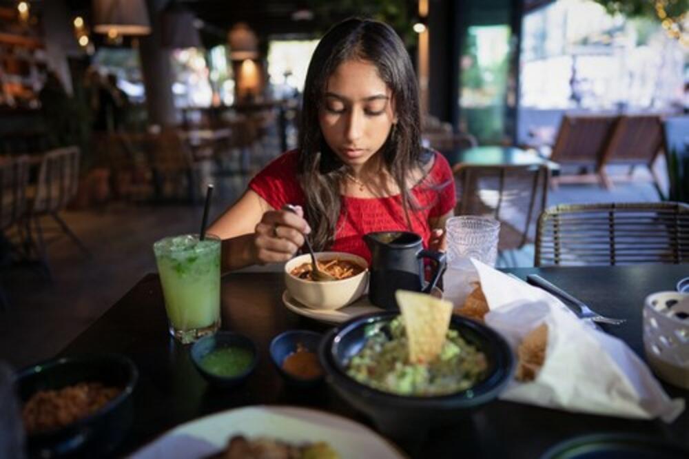 Dva tinejdžera urinirala u lonac čorbe u kineskom restoranu: Pogledajte kakva ih je kazna sačekala!