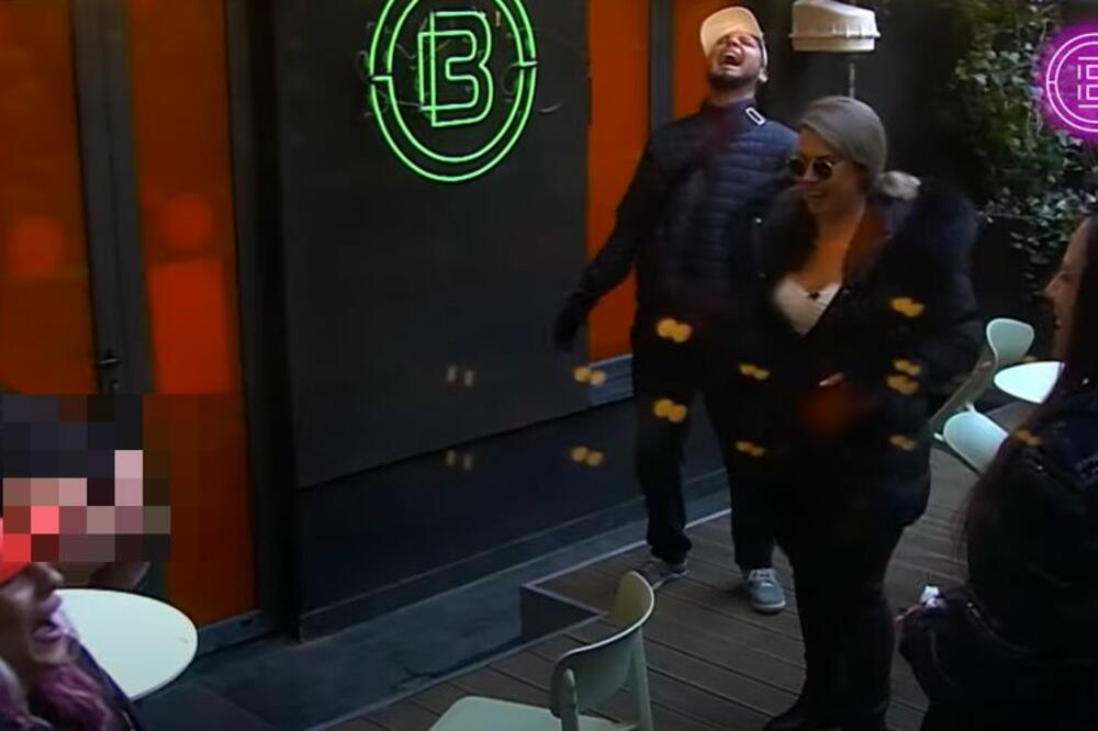 GLEDAĆETE U NOVOJ EPIZODI PRAVI HAOS: Takmičarka se SKINULA PRED SVIMA, a oni su u LJUBAVNOM TROUGLU (VIDEO)