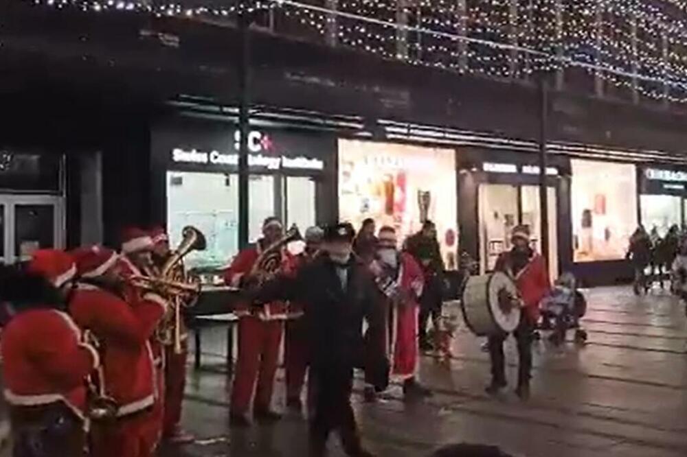 GODINE MU NIŠTA NE MOGU! Starac pleše u centru BEOGRADA kao da sutra ne postoji (VIDEO)
