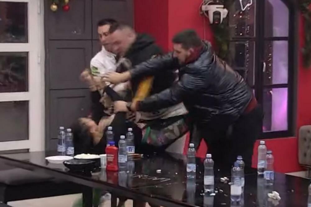 JEZIVA SCENA U ZADRUZI! OBORIO JE NA STO I POČEO DA JE DAVI, LETEO ŠAMAR! (VIDEO)