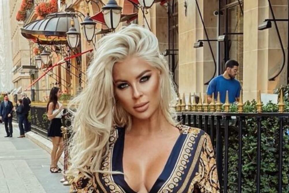 SILIKONI I KUBICI! Mi imamo Karleušu, a BUGARI Andreu: Svi bulje u ZGODNU PLAVUŠU, haljina otkrila i PREVIŠE