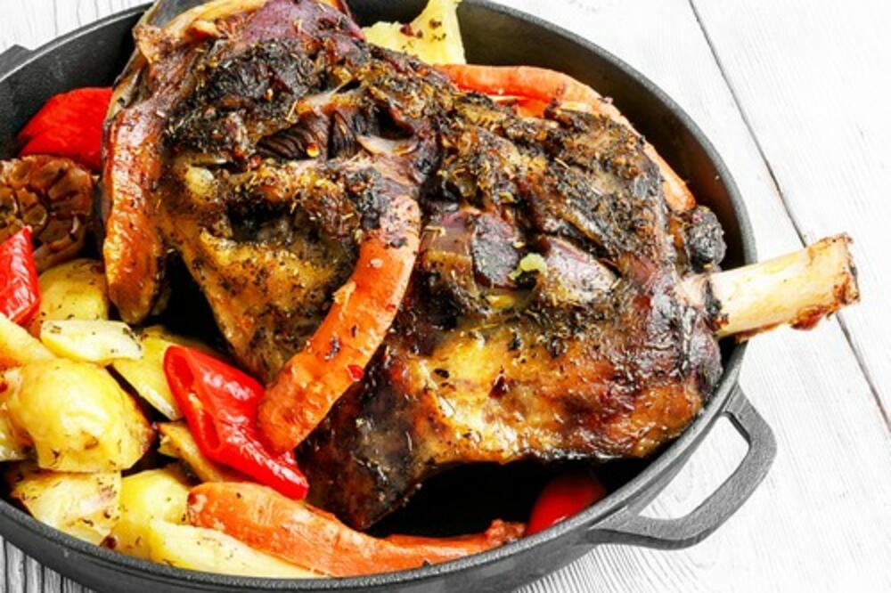 RECEPT ZA NIKAD SOČNIJE JAGNJEĆE PEČENJE: Sprema se u RERNI, idealno je za PRAZNIKE!